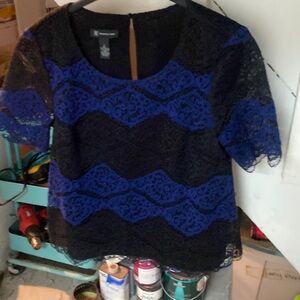 Cute lace crop top!! Size 6